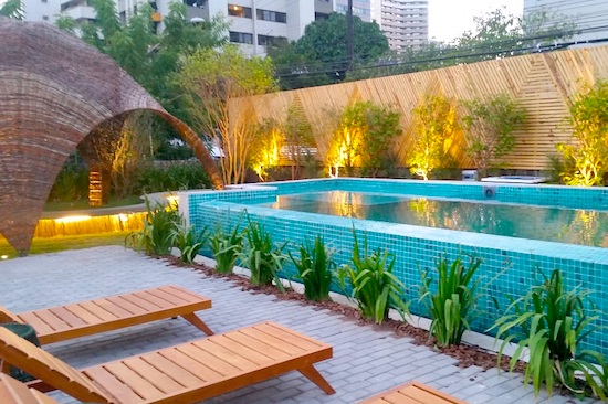 Conheça três piscinas da CASACOR 2018 para inspirar seu verão