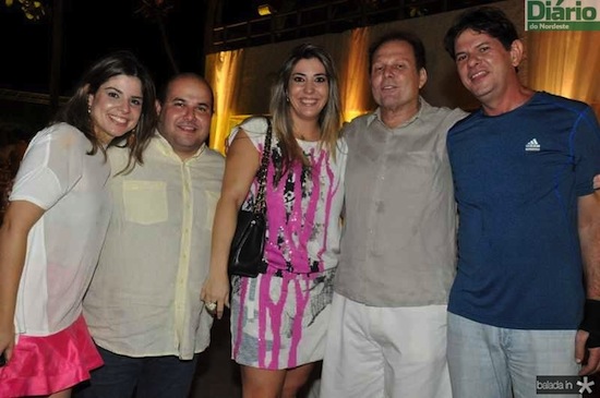 Cid Gomes brinda seu birthday rodeado de amigos