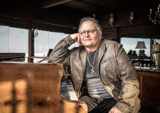 Guilherme Arantes aterrissa em Fortaleza para show em homenagem ao Dia das Mães