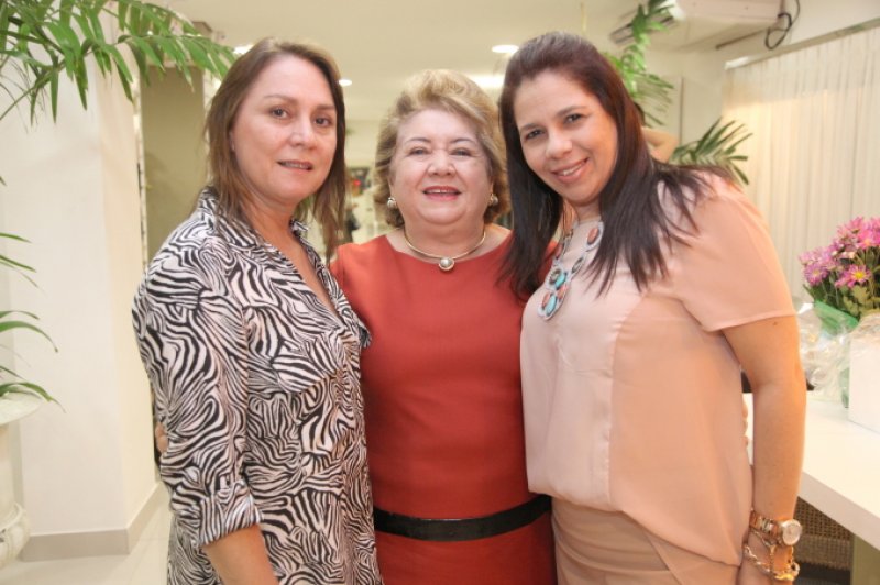 Mana Holanda arma coquetel de boas-vindas em torno de Maria Esther Quinderé, na  Porão Multi Store