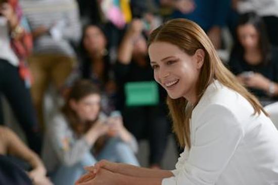 Arezzo apresenta campanha estrelada por Leandra Leal