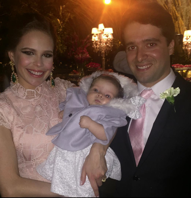 Natália e Lucas Pontes levam a herdeira à pia batismal!