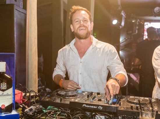 Thiago Camargo comanda o som na festa de 15 anos de Xand Cals