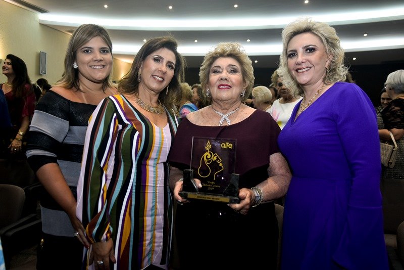 Reconhecimento - Em prestigiada solenidade, Consuelo Dias Branco é agraciada com o Idelzuite Carneiro 2019