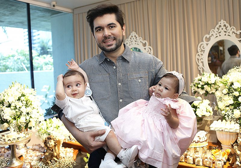 DJ Itaquê Figueiredo comanda a animação no batizado dos afilhados Guilherme Medeiros e Maria Teixeira