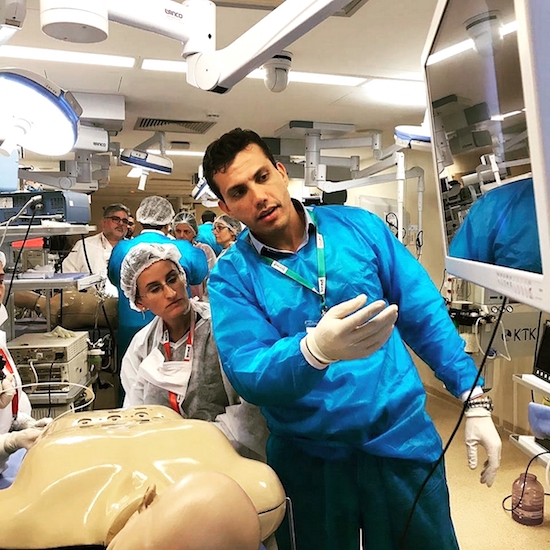 Cirurgião Helmut Poti regressa do Rio de Janeiro cheio de novidades