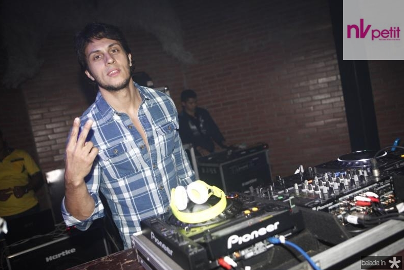 Sexta-feira tem DJ Thiago Mansur na Pink Elephant