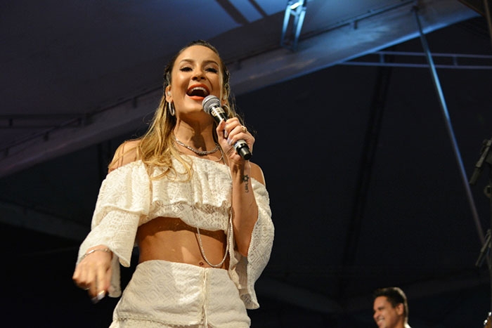 Cláudia Leite arrasa a bordo de look da NV Brand