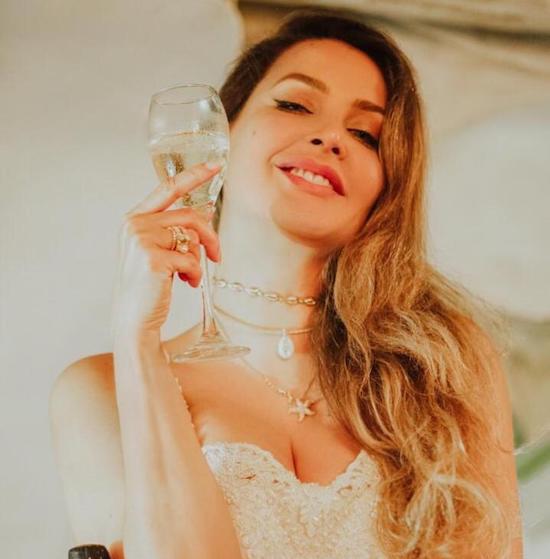Eve Mendes celebra a nova idade com festa temática na Casa da Vila