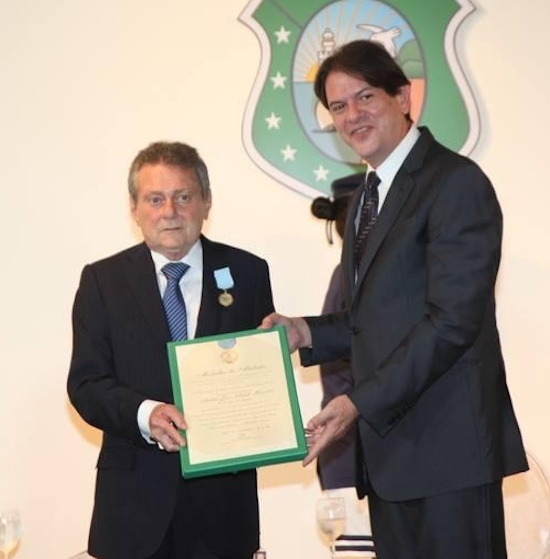 Airton Queiroz recebe Medalha da Abolição