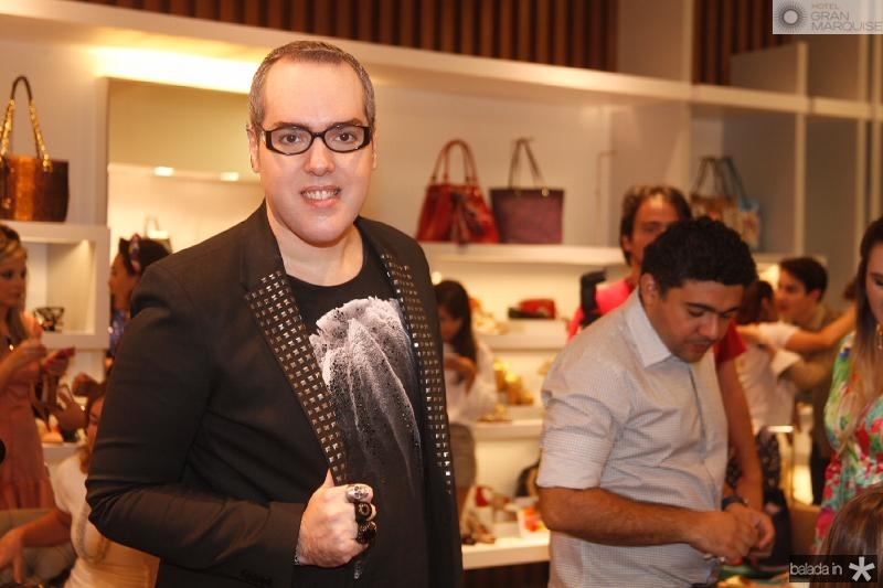 Alysson Aragão encerra noite de desfiles no DFB