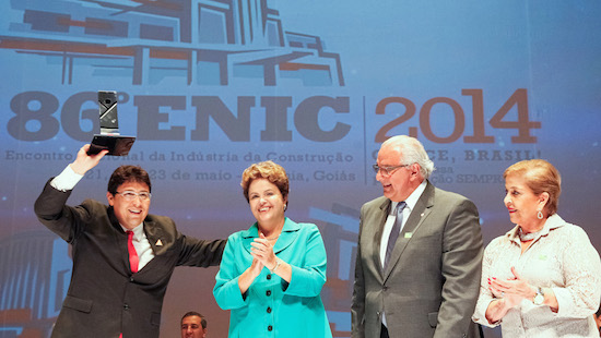 Dilma Rousseff entrega Prêmio CBIC 2014 à Alexandre Mourão