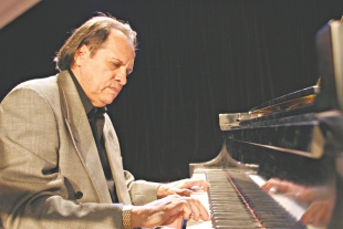 Alex Tavares faz show no Ideal Clube