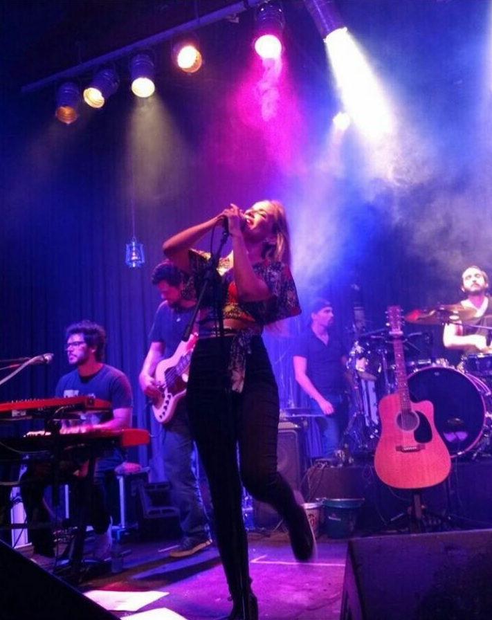 Giovana Bezerra solta a voz no Órbita