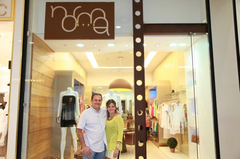 Carol e Roney Vasconcelos pilotaram coquetel de lançamento da Coleção Verão 2012 Norma Hype
