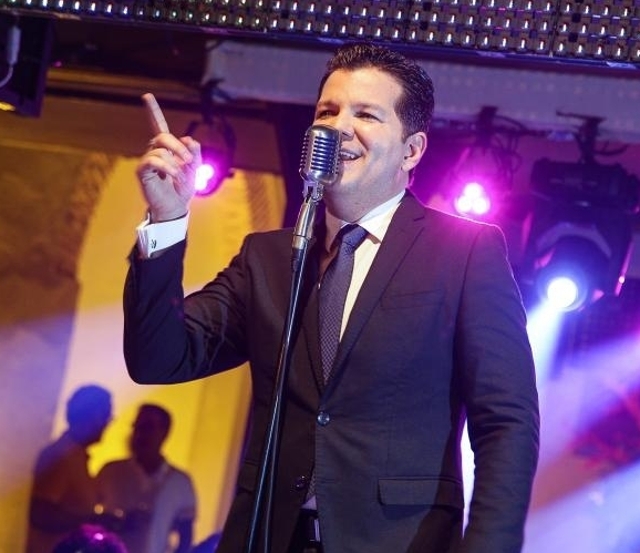 Mini-wedding: Gustavo Serpa solta a voz em evento para noivas, nesta terça