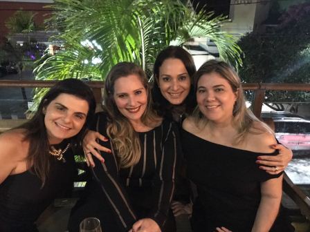 Juliana Carneiro comemora aniversário com grupo de lulus no Moleskine