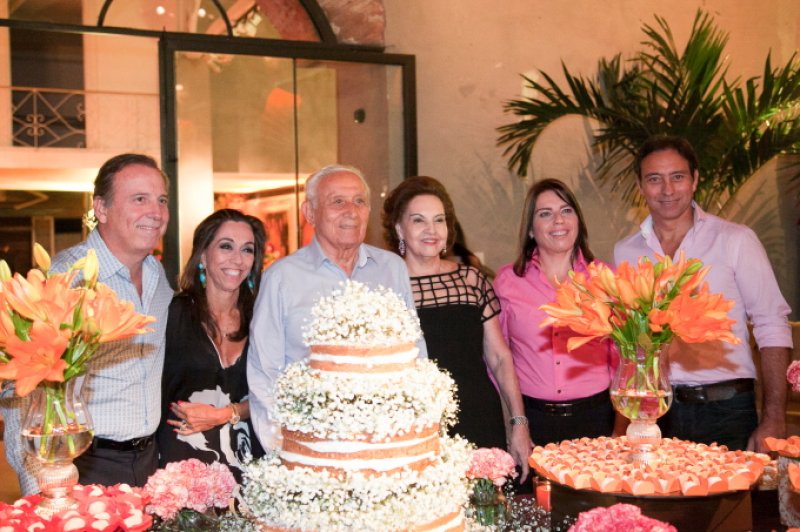 Norma Bezerra comemora aniversário rodeada de amigos no L`Ô 142