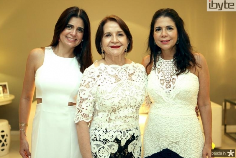 Lenita Negrão completa 70 anos e ganha sessão parabéns surpresa!