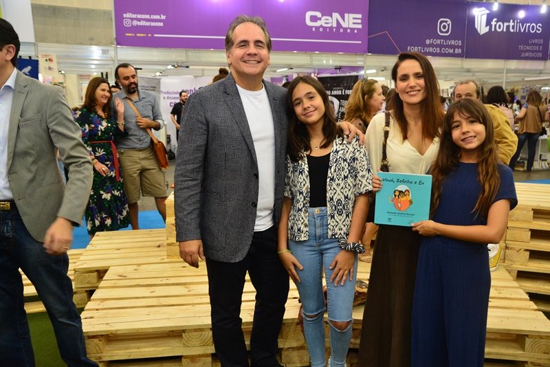 Manoela Bacelar pilota lançamento do livro "Vovó, Zefinha e eu", na Bienal do Livro do Ceará