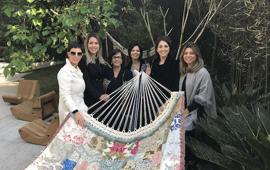 Onélia Santana visita exposição da Ceart na Semana de Design de São Paulo