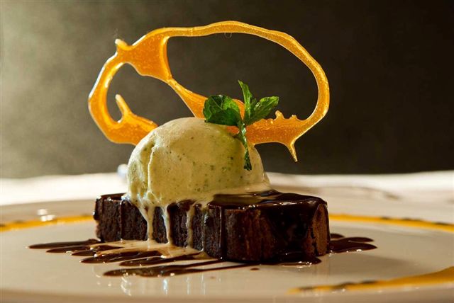 Chef Alex Fediczko ensina a fazer terrine de chocolate com sorvete de manjericão