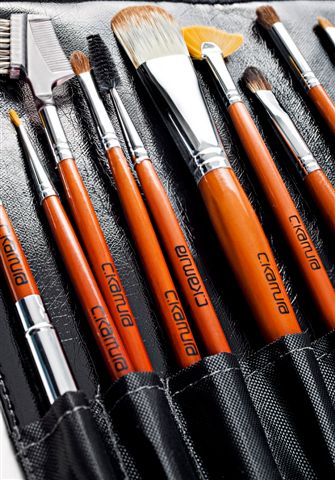 Celso Kamura lança estojo de pincéis exclusivos