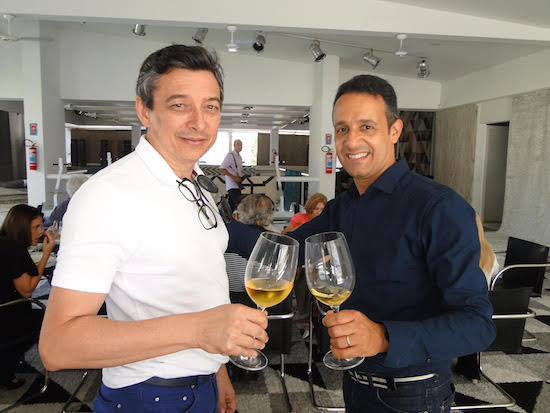 Italo Albuquerque ganha parabéns surpresa na Adroaldo Tapetes