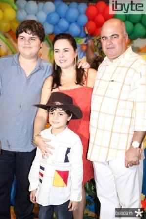 Com o tema Indiana Jones, Denise e Luciano Cavalcante festejaram os 7 anos do herdeiro Lorenzo
