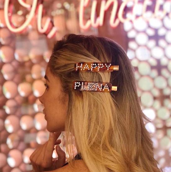 Curta a temporada de Carnaval com acessórios fashionistas no cabelo