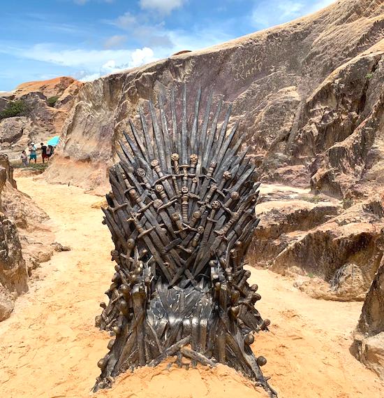 Trono de “Game of Thrones” permanece na Praia das Fontes até o dia 1 de abril
