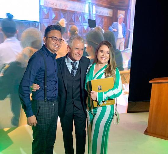 Felipe Araújo e Clara Ferreira prestigiam o lançamento do livro de Roberto Cohen no Rio de Janeiro