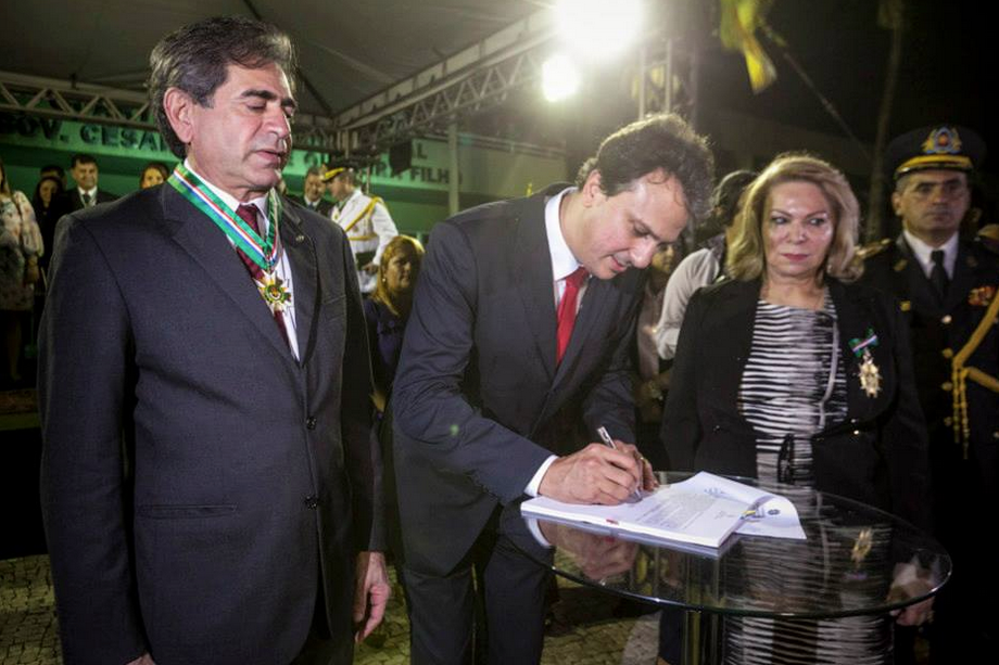 Zezinho Albuquerque sanciona a Lei Camilo