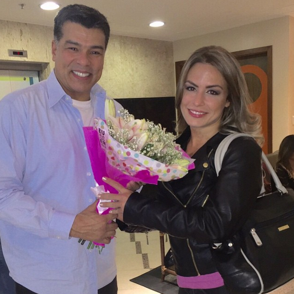 Mauricio Mattar surpreende a namorada com um buquê da Luxo Natural