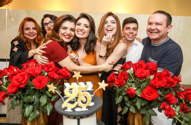 Noite cinematográfica marca a comemoração dos 25 anos de Camile Bezerra