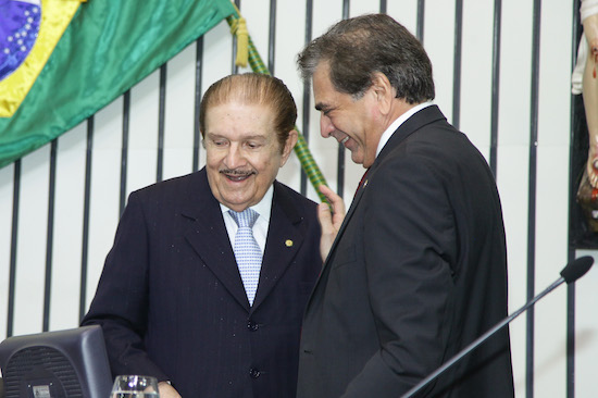 Mauro Benevides recebe Troféu Poeta do Becco do Cotovelo