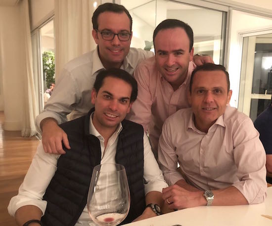 Uma turma das boas aterrissou no endereço de André Skaf em São Paulo