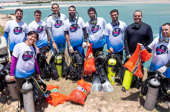 Beach Park realiza mutirão de limpeza na Praia do Porto das Dunas neste sábado
