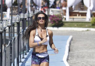 Fernanda D’Avila recarrega as baterias no Marina Park durante o Fortal