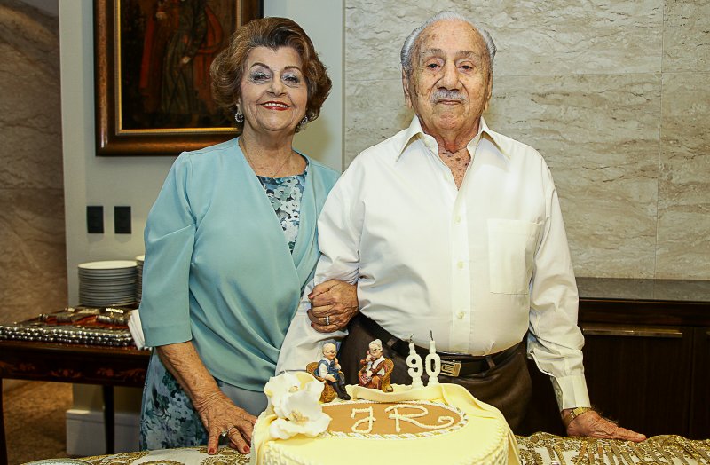Happy Birthday - José Romcy festeja sua estreia nas nove décadas com festa em seu apê