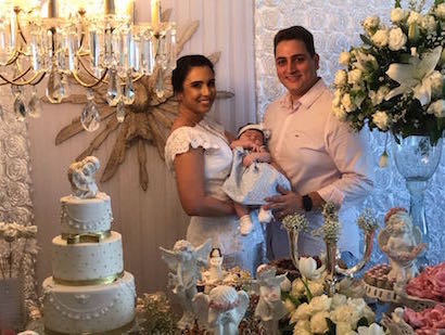 Tatiana e Thiago Barreira levam Lis à pia batismal