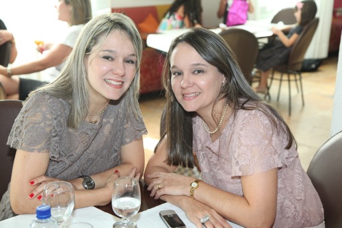 As irmãs Markan e Eliza Oliveira comemoraram nova idade em mesmo cenário