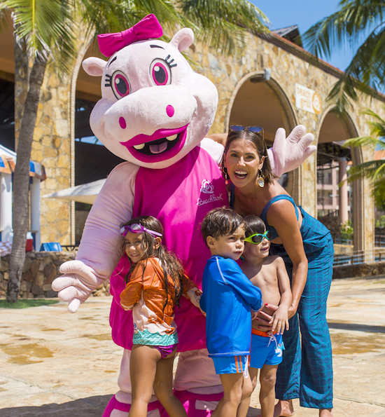 Deborah Secco aproveita o calor cearense no Beach Park, ao lado da família