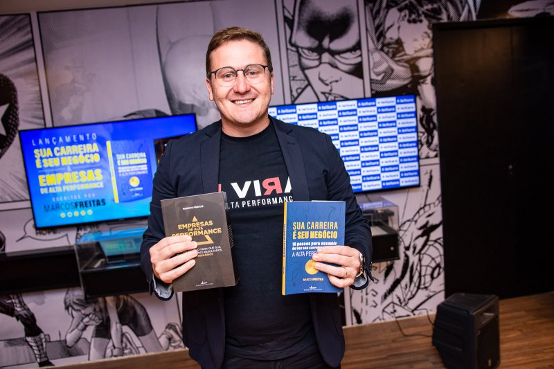 Marcos Freitas pilota coquetel de lançamento de duas obras na Livraria Leitura