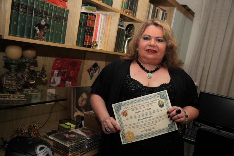 Fernanda Benevides arma sarau e recebe homenagem em seu apê