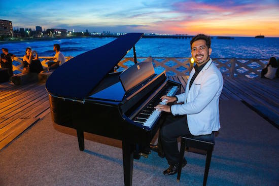 Felipe Adjafre faz concerto ao pôr do sol