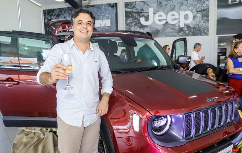 jipinho modernoso - Michele Abatemarco apresenta o novo Jeep Renegade 2019, no showroom da  Newsedan