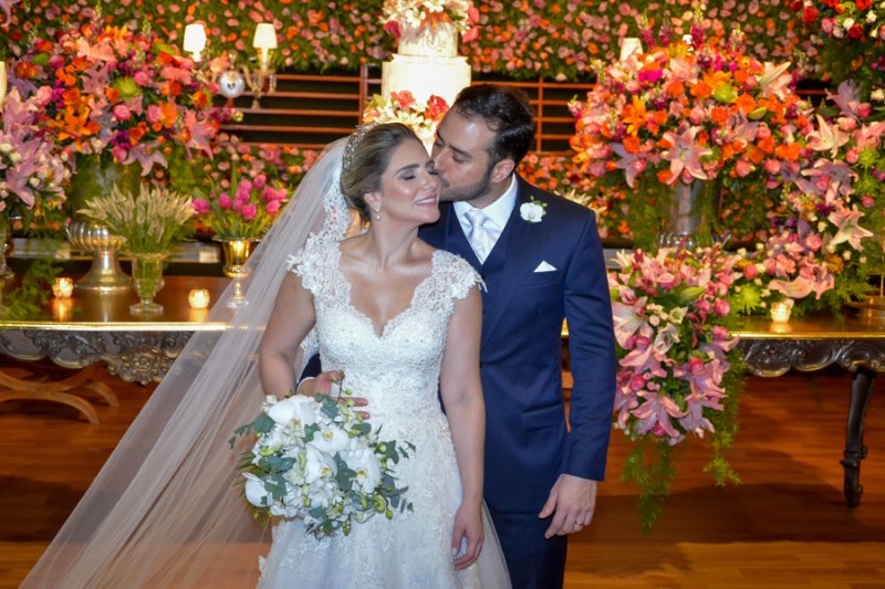 Chuva de Arroz - Terminal Marítimo serve de cenário para a elegante festa de casamento de Nathália da Escóssia e Oswaldo Duarte