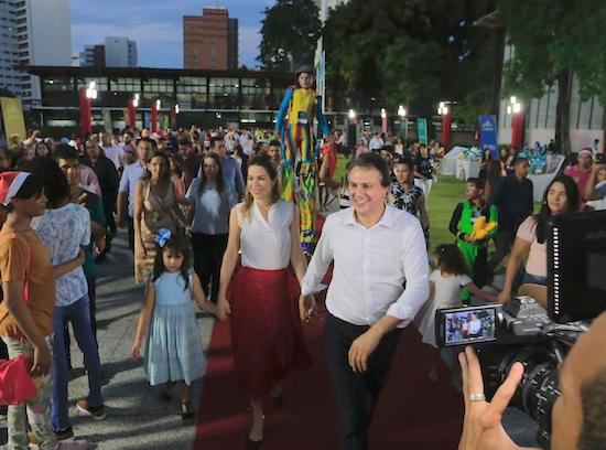Camilo Santana leva o Natal do Acolhimento até o Palácio da Abolição