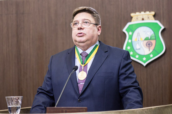 Raul Araújo Filho é agraciado com a mais alta comenda da Assembleia Legislativa do Ceará
